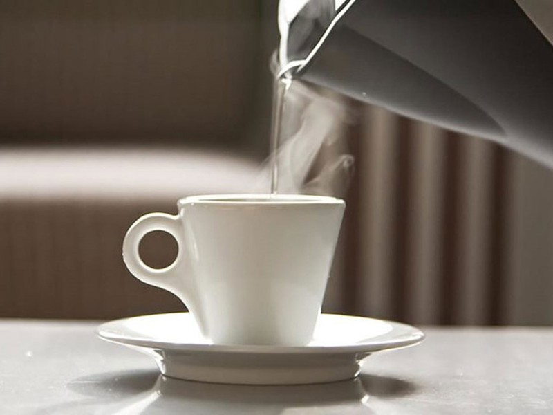 Uống nước ấm và trà có chống được COVID-19?